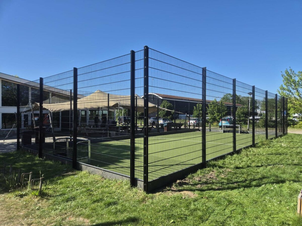 Waarom wij voor veel pannakooien nog steeds gewone betontegels adviseren 8 Hockeycourt 10x15 meter kunstgras slagplanken Hoeksche Waard SKWshop
